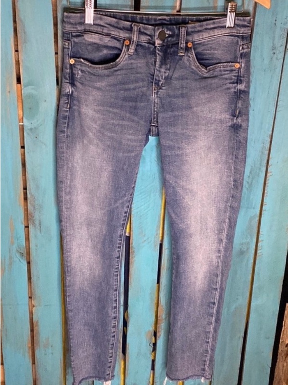 Blank NYC Intro medium wash ankle cropped skinny jeans 26 raw hem distressed